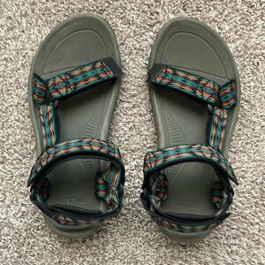 Men’s Teva Hurricanes, size 7